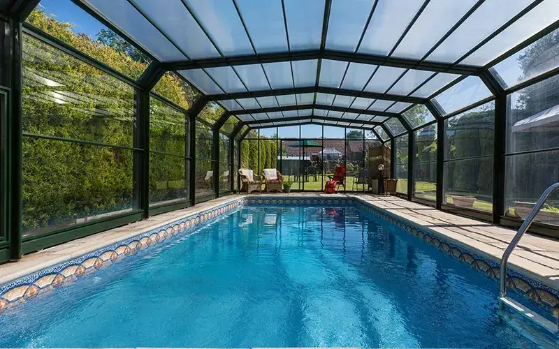 Piscine couverte avec abri Sion